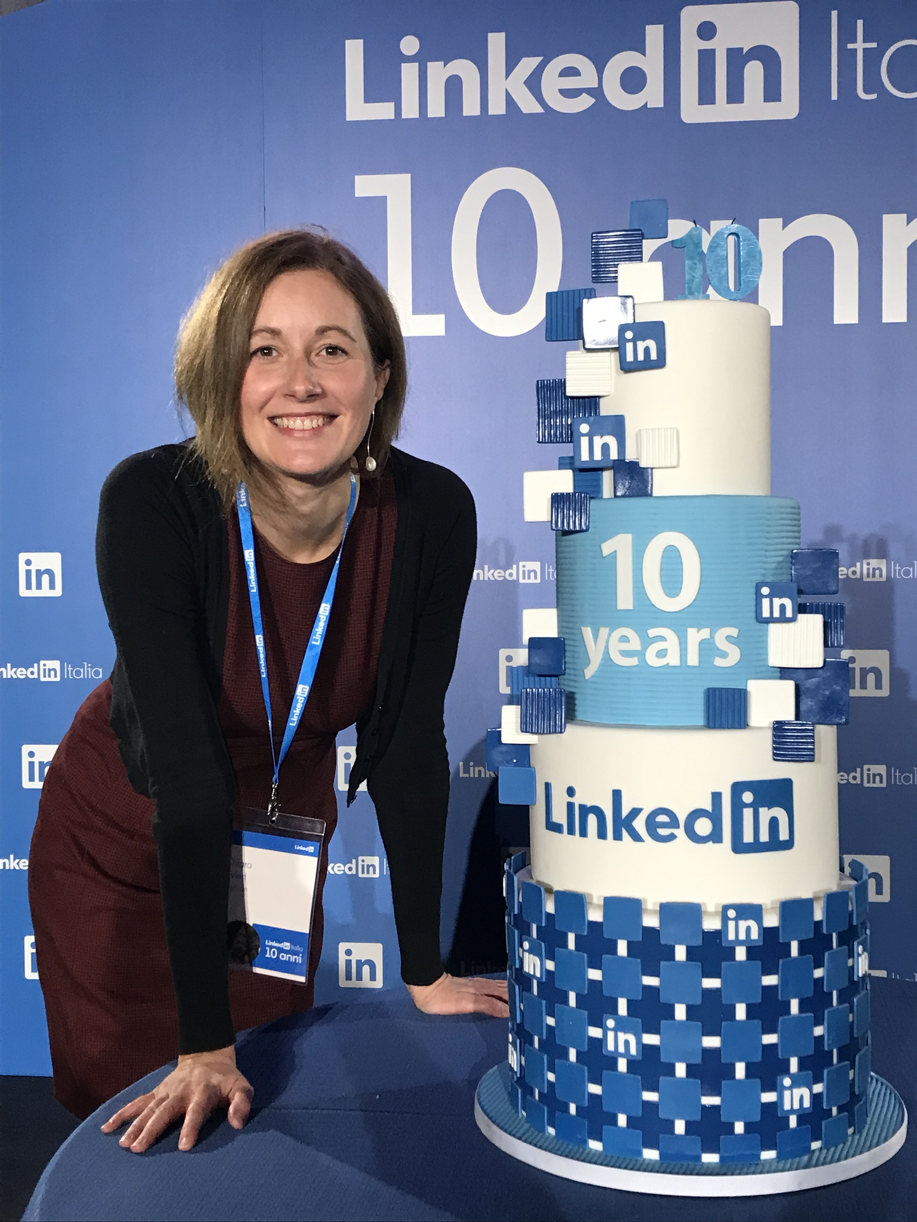 Chiara 10 anni LinkedIn con torta 20211201_203150_IMG_1566